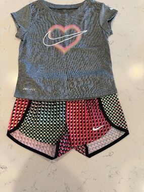 2T Nike Girls' Gray Dri-FIT Heart Tee & Multicolor Shorts Set